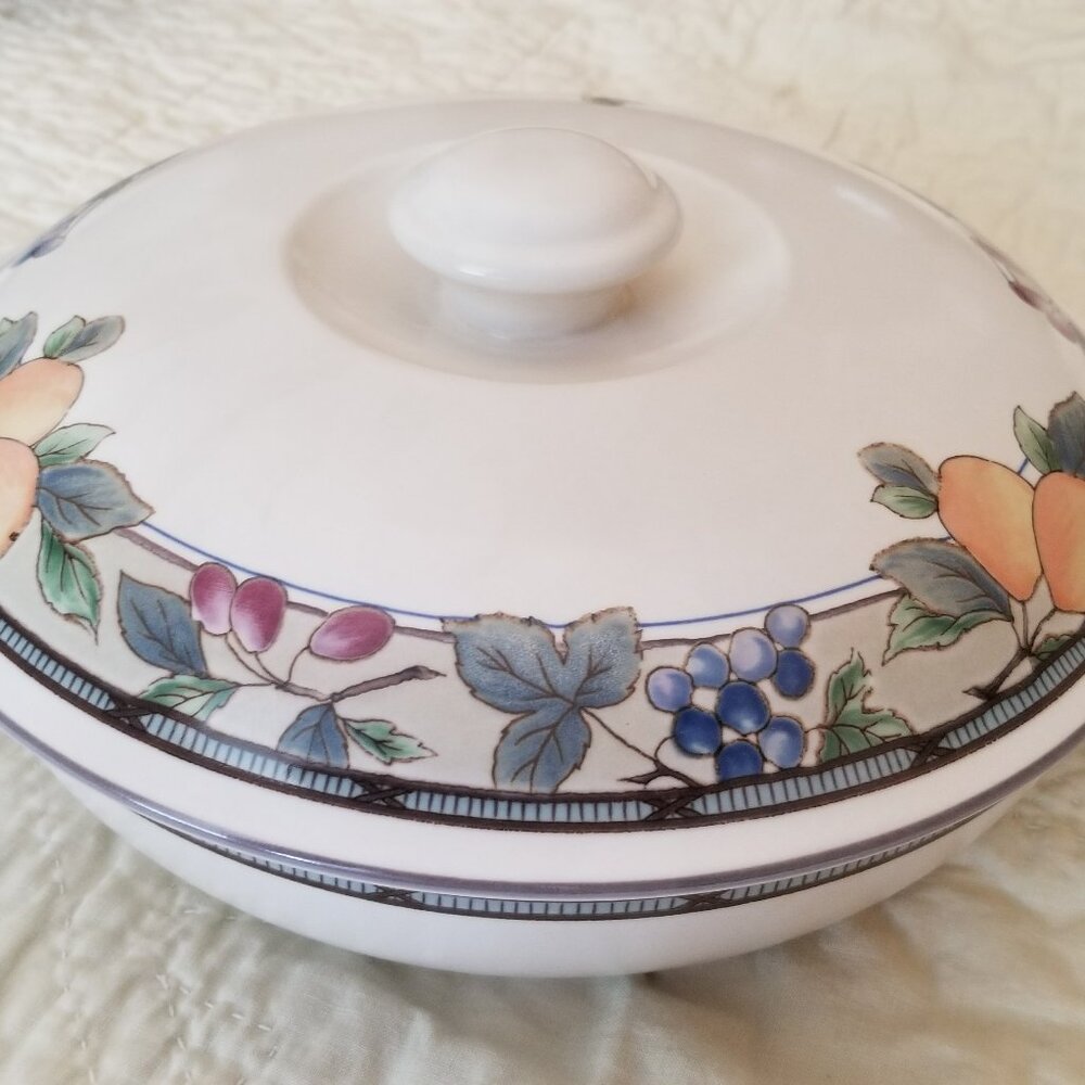 COPY - Mikasa Garden Harvest 1.5 qt. round covered casserole